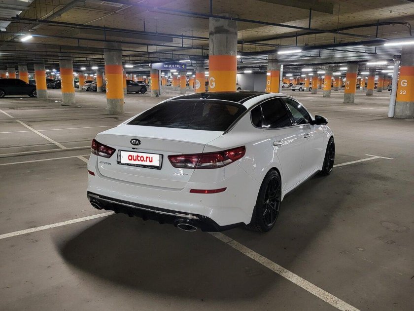 Белая киа оптима