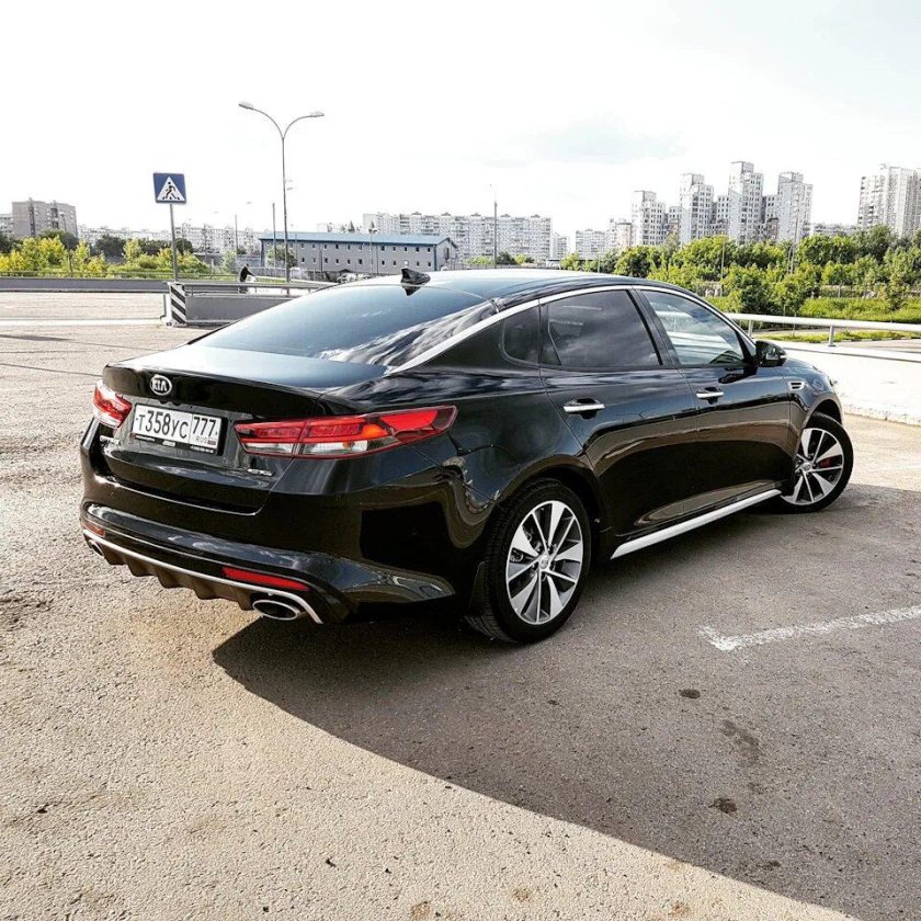 Черная Kia Optima gt line