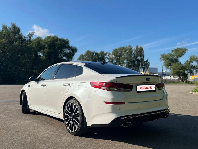 Белая киа оптима