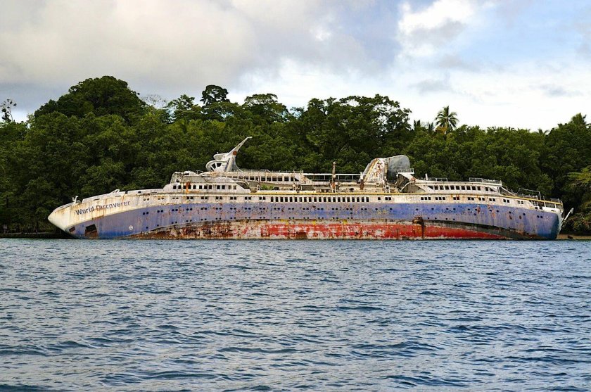 Заброшенный круизный лайнер world discoverer. соломоновы острова.