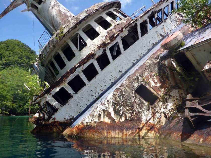 Заброшенный круизный лайнер world discoverer. соломоновы острова.