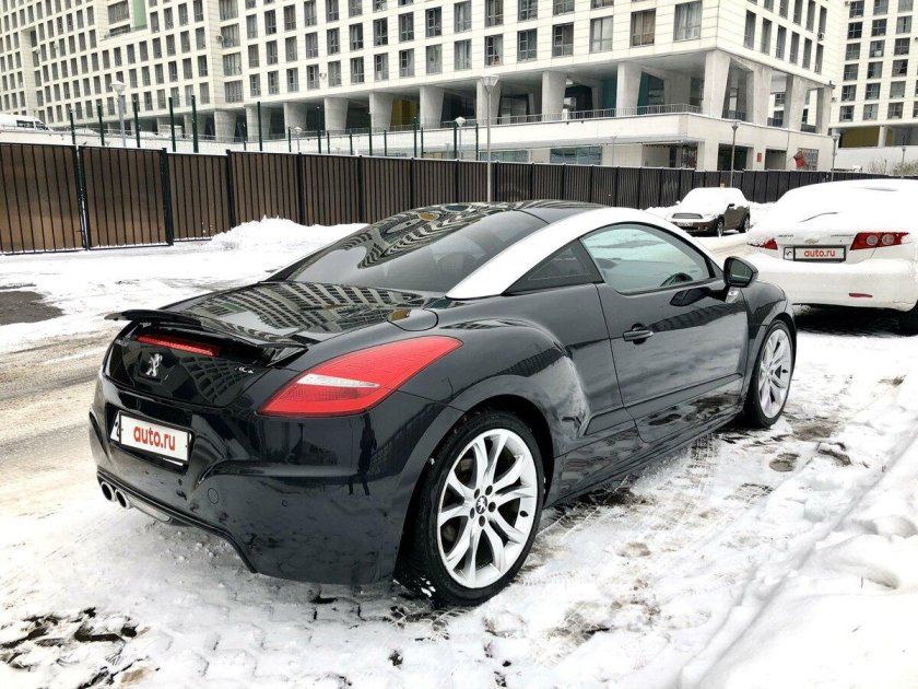 Черный пежо