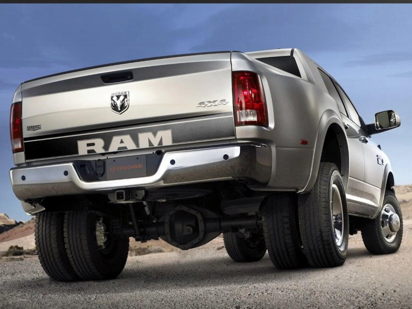 Dodge Ram 1500 сзади