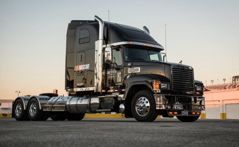 Тягач Mack 2021