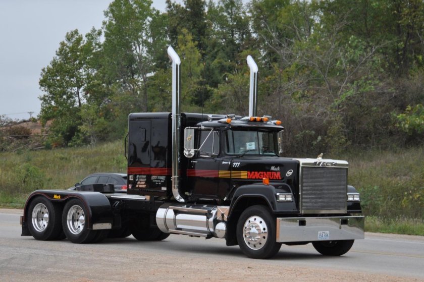 Грузовики Mack Superliner