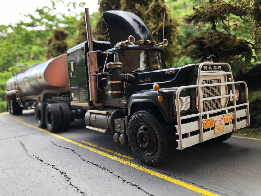 Грузовик Mack r401