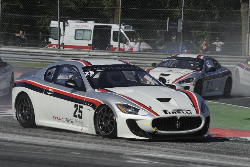 Мазератти гоночная знак