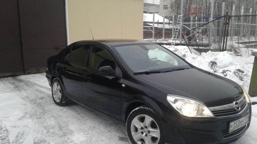 Опель Астра 2010 седан черный