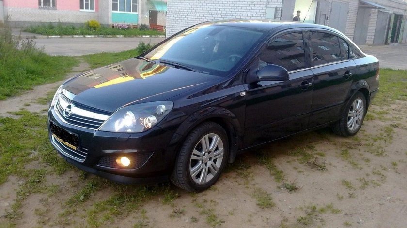 Опель Астра 2010 седан черный