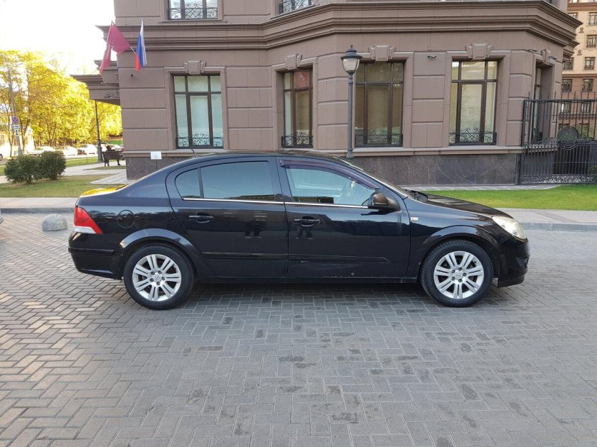 Опель Астра лифтбек 2010