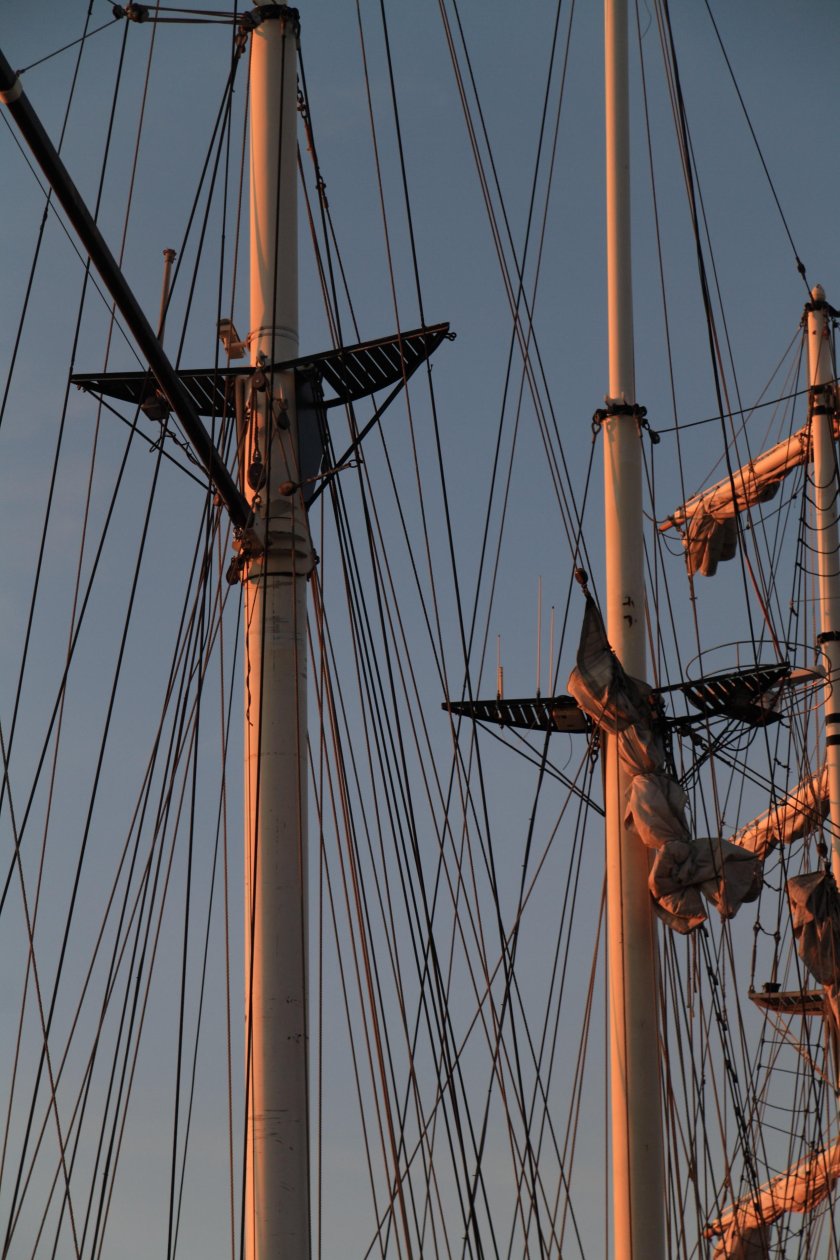 Мачта с парусом