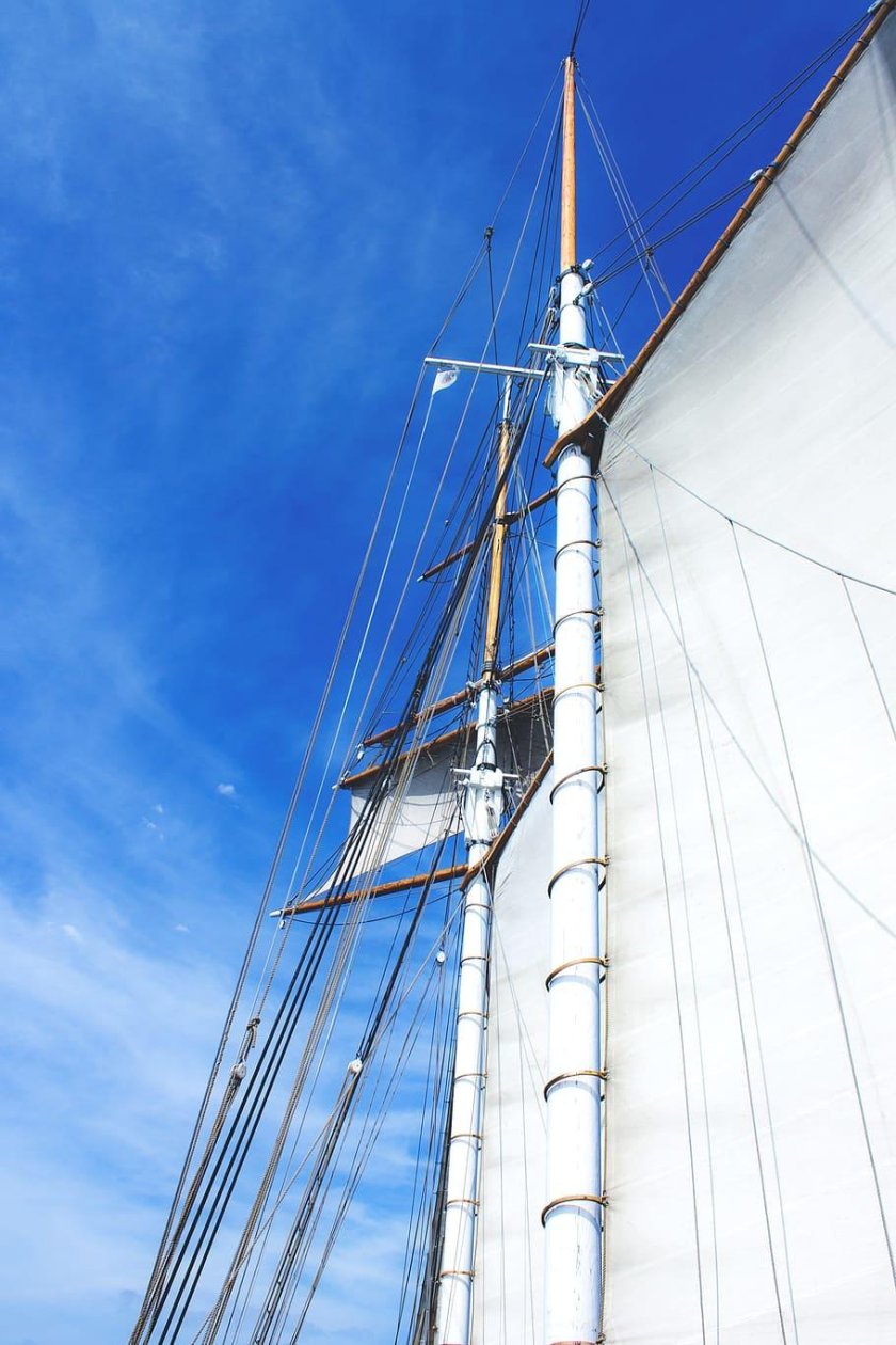 Мачта с парусом