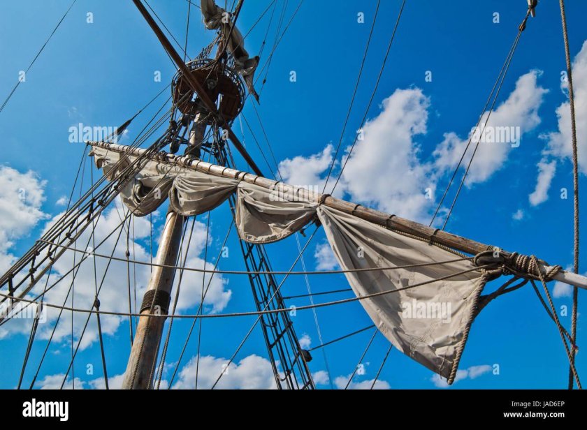 Собранные паруса на корабле