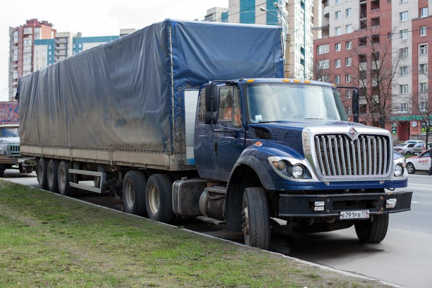 Интернешнл 7600 тягач