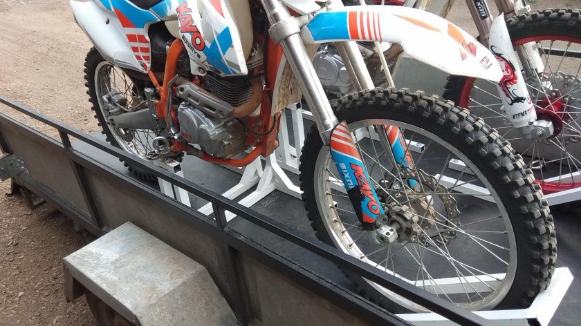 Крепление кроссового мотоцикла в прицепе