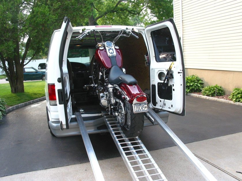 Автомобиль для перевозки мотоцикла