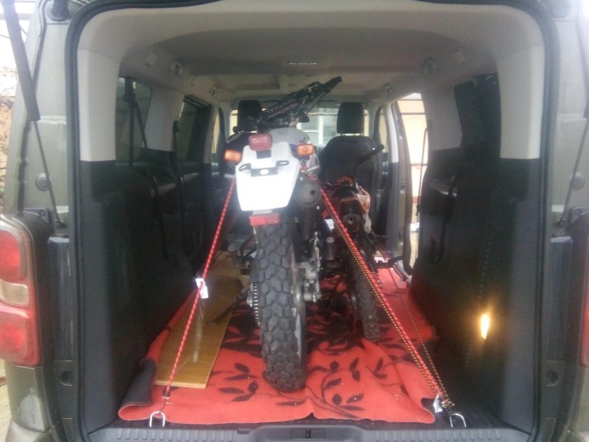 Перевозка мотоцикла в Пежо Тревеллер