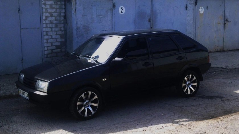 Черная ВАЗ 2109 r14