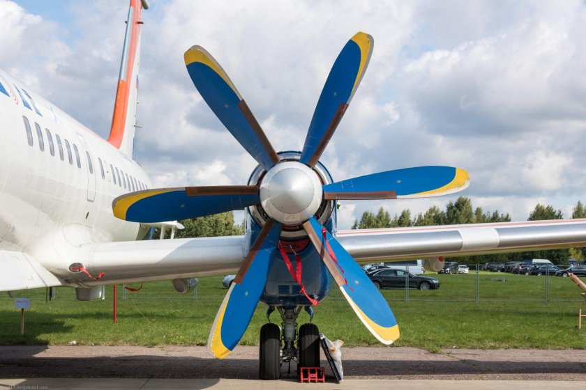 Самолет ил-114-300