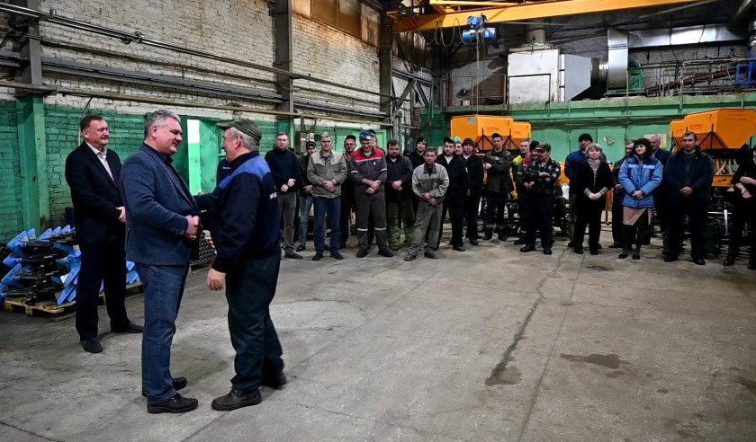 Большой коллектив завода