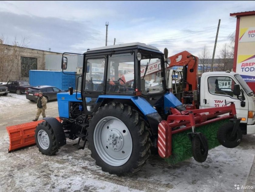 Трактор с щеткой