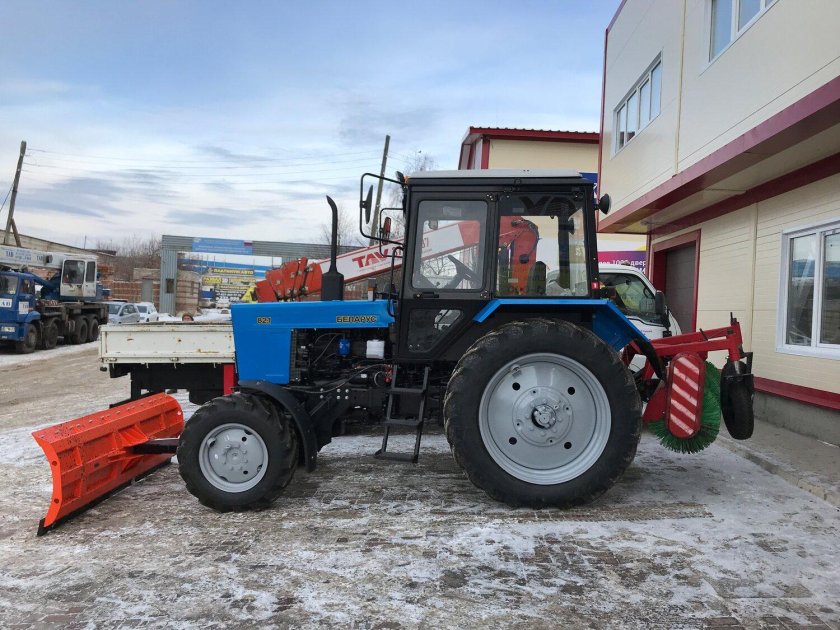Трактор мтз с щеткой