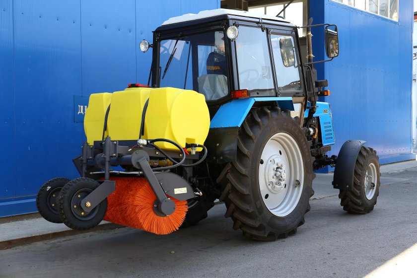 Щетка МК-7 С баком для воды бак 500л на базе МК-4.1 усиленные колеса