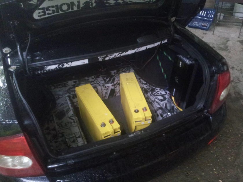 АГМ В багажник Приора седан