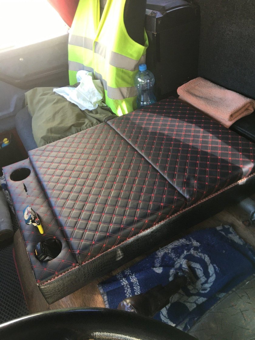 Полка между сиденьями КАМАЗ 6520