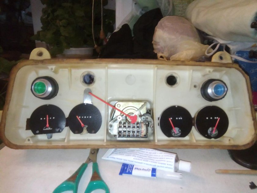 Вольтметр в Москвич 412