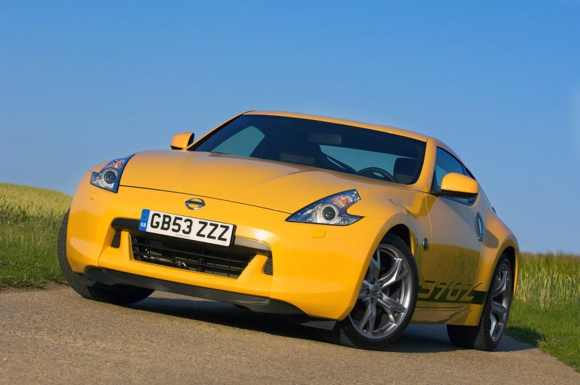 Nissan 370z желтый