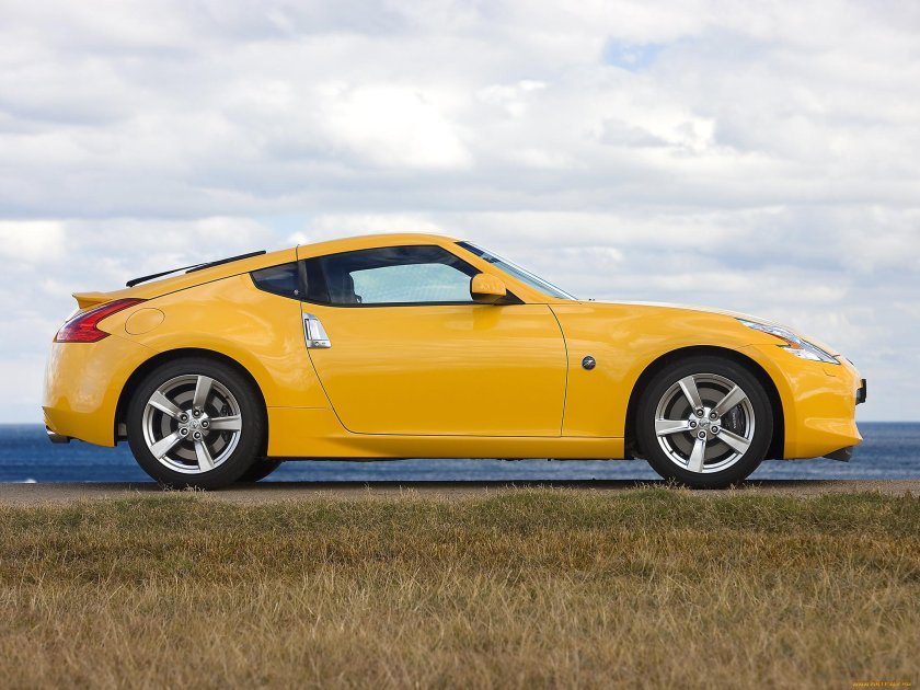 Nissan 370z желтый