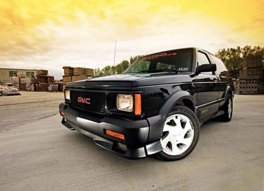 Автомобиль GMC Typhoon