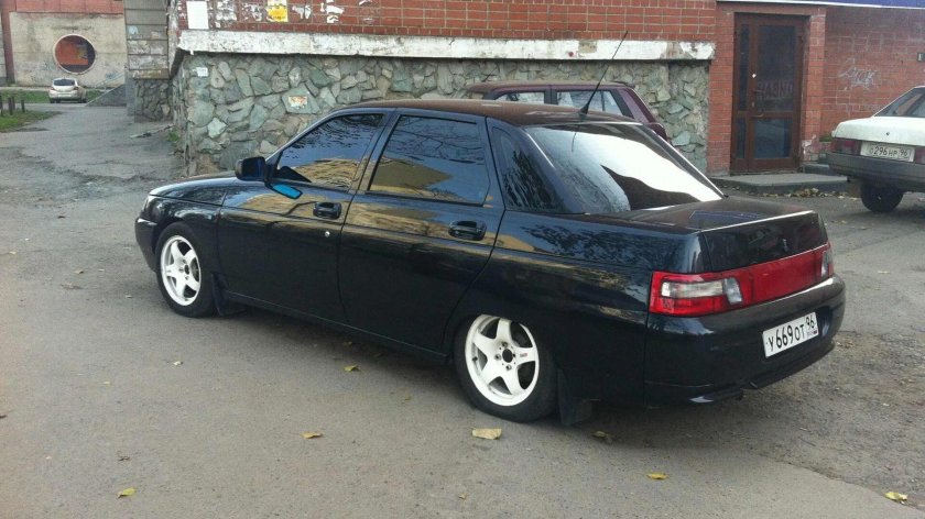 ВАЗ 2110 черная на сликах