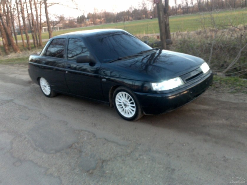 Черная ВАЗ 2110 на белом литье