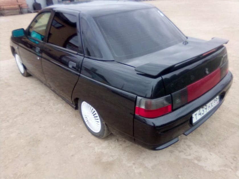 ВАЗ 2110 черная со спойлером