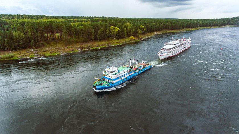 Теплоход Максим Горький на Енисее