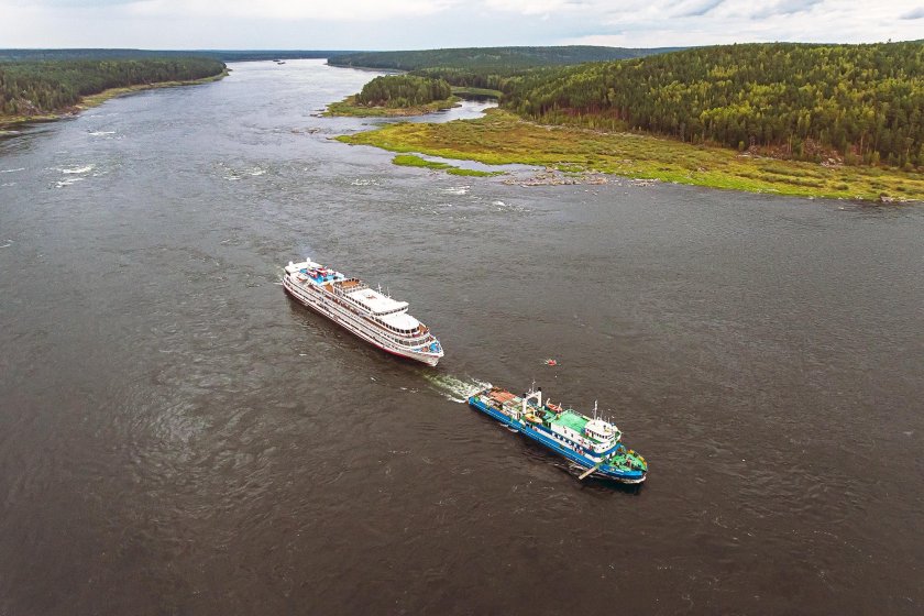 Теплоход Максим Горький на Енисее