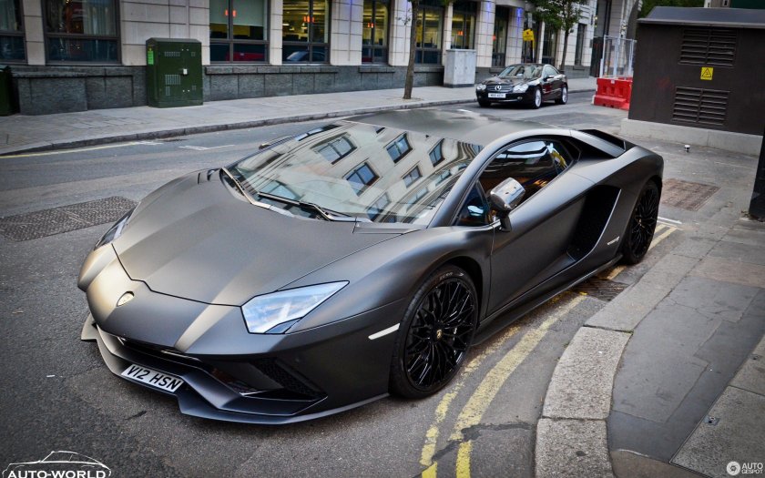 Lamborghini Aventador lp740−4