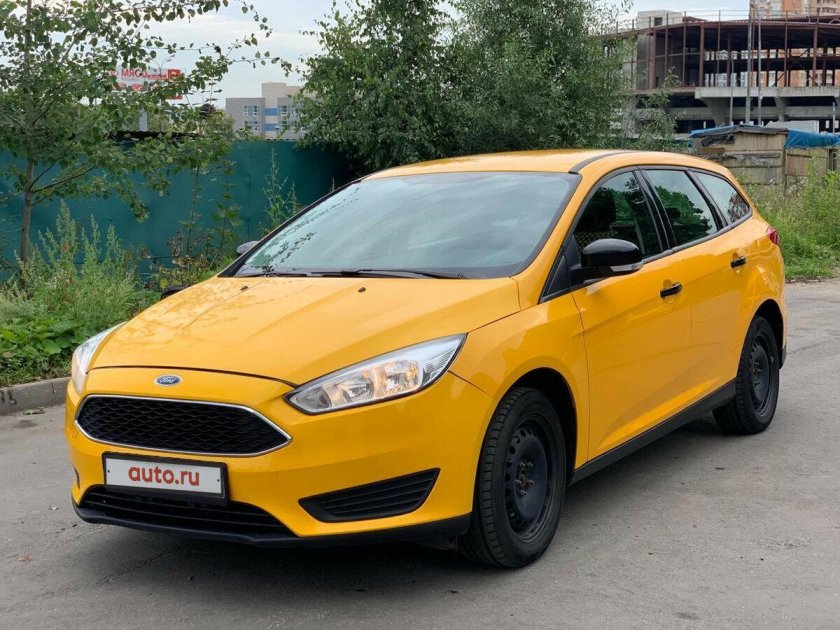 Ford Focus желтый
