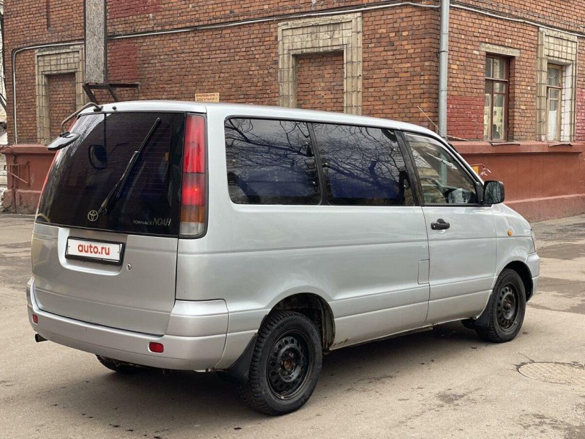 Тойота таун айс ноах 1999 года