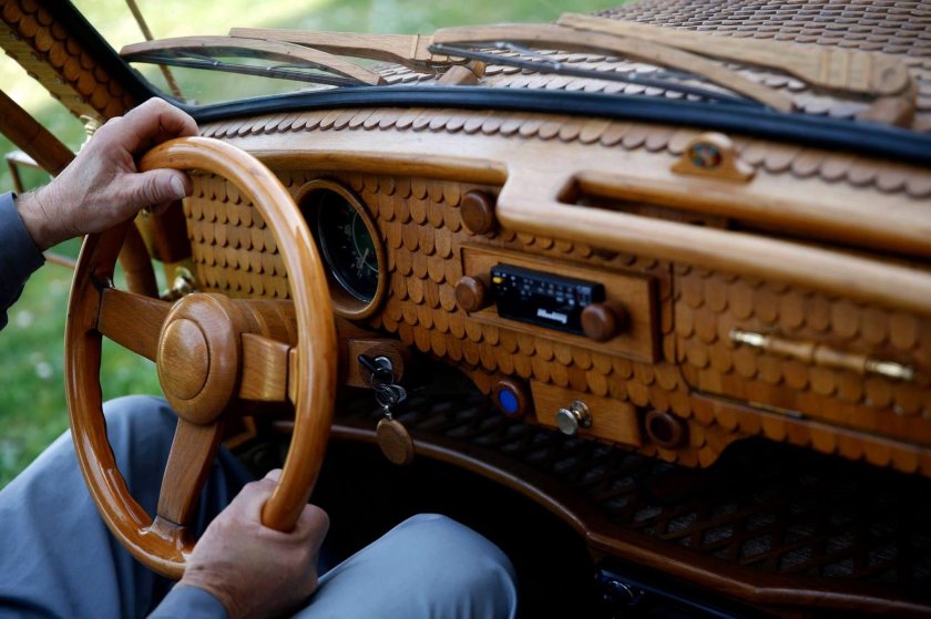 Автомобиль из дерева