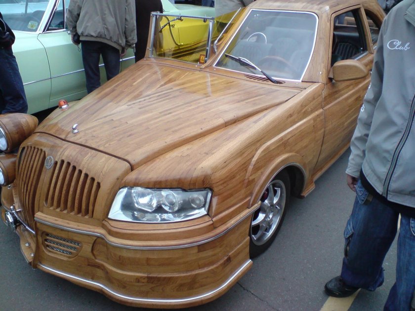 Автомобиль из дерева