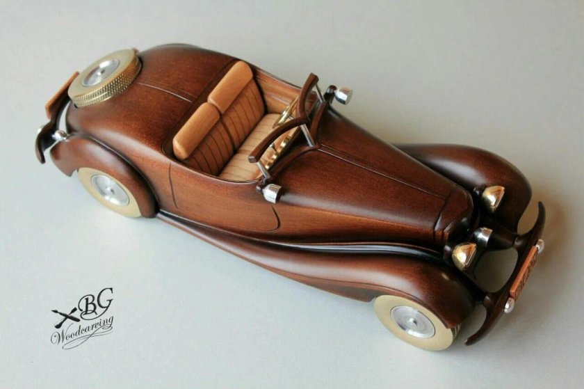 Деревянный ретро автомобиль