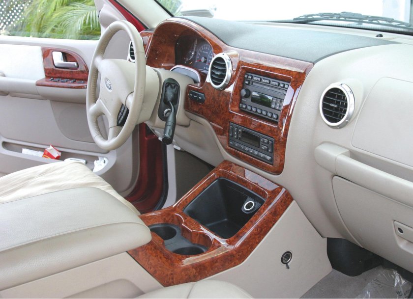 Деревянный салон автомобиля