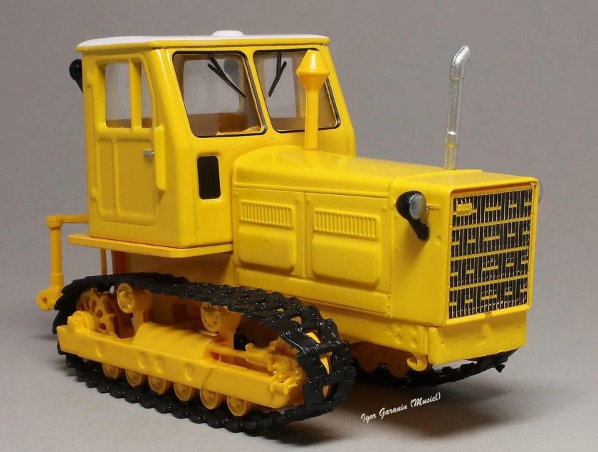 Гусеничный трактор игрушечный
