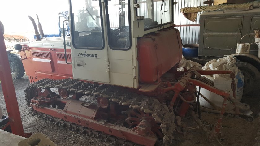 Гусеничный трактор алтаец т 4