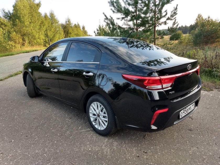 2021 Kia Rio Style Phantom Black