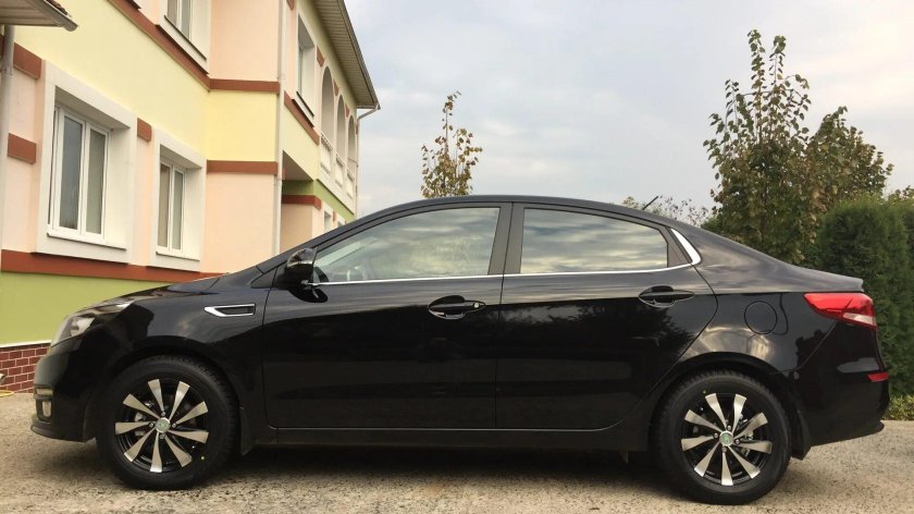 Киа Рио 2013 сбоку