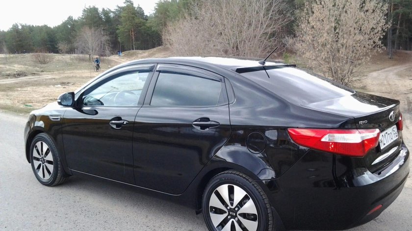 Kia Rio черная